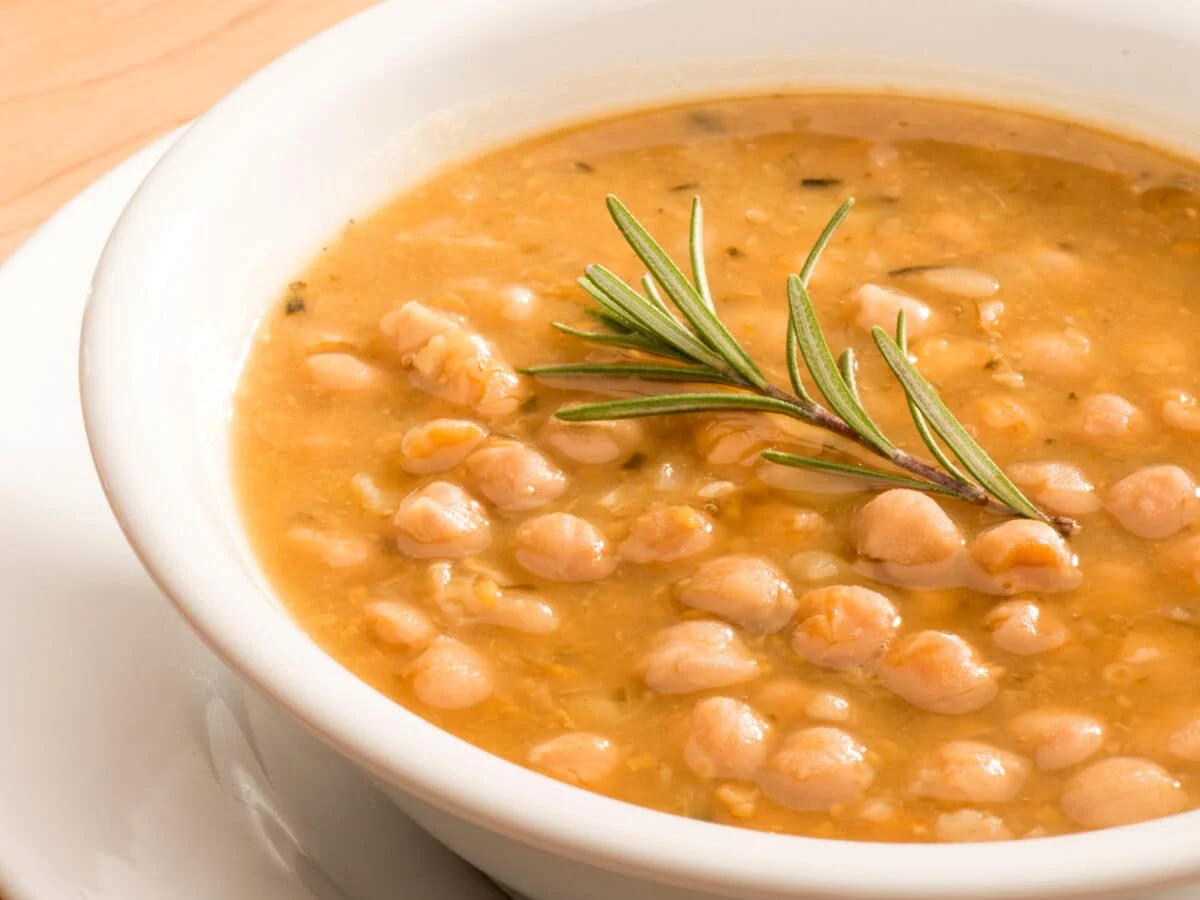 La zuppa di ceci è molto più di una delizia culinaria. Scopri come questo piatto nutriente può migliorare la tua salute